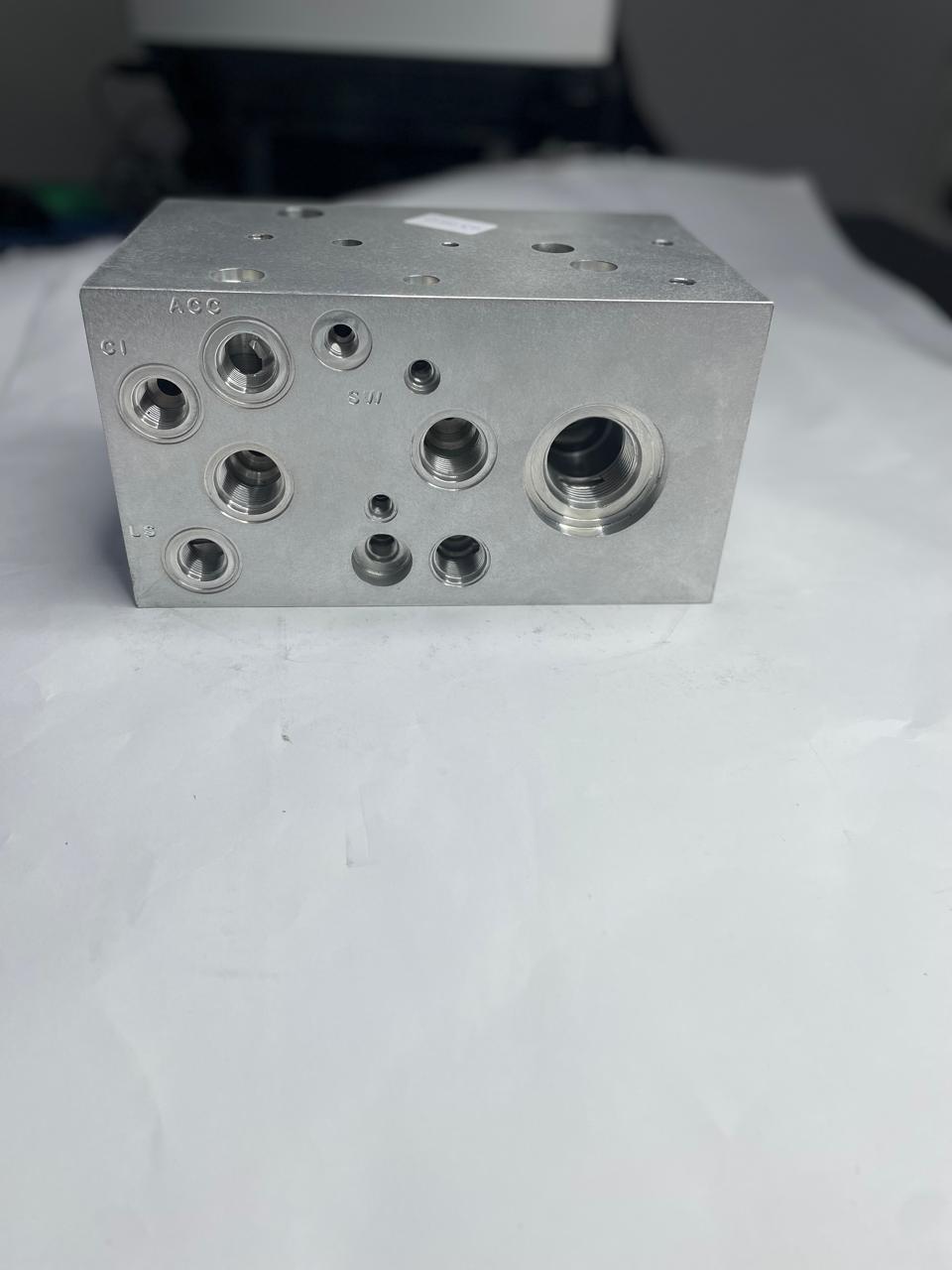 Z5086 - BLOCO HIDRAULICO - COLHEITADEIRA - CASE: 51562915/47533455